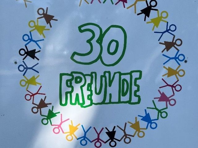 Man sieht ein genzeichnetes Logo des Juniorclubs 30 Freunde.