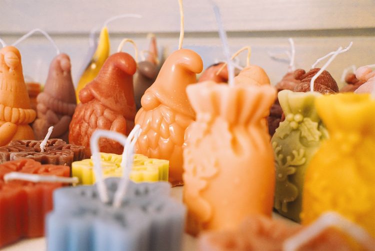 Selbst gegossene Kerzen je nach Jahreszeit können erworben werden im Schlösschen.