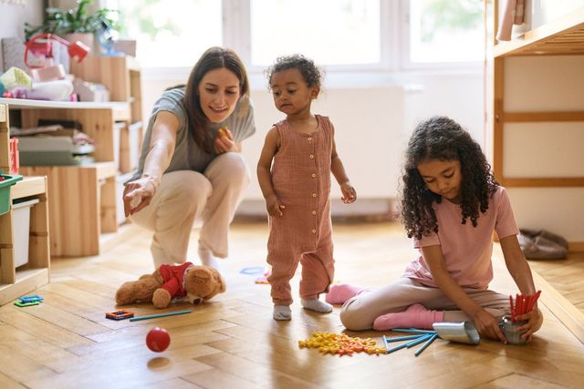 Mutter mit Kindern im Alltag.