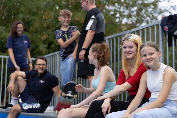 Jugendliche und DRK-Mitarbeiter quatschen.