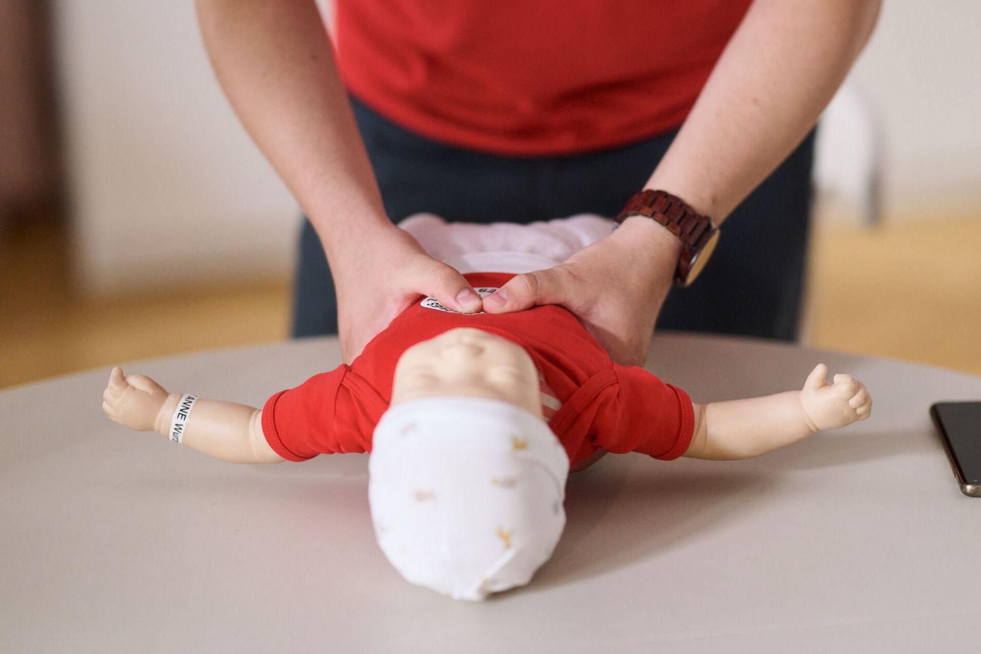 Erste-Hilfe-Übung an Kleinkind Puppe