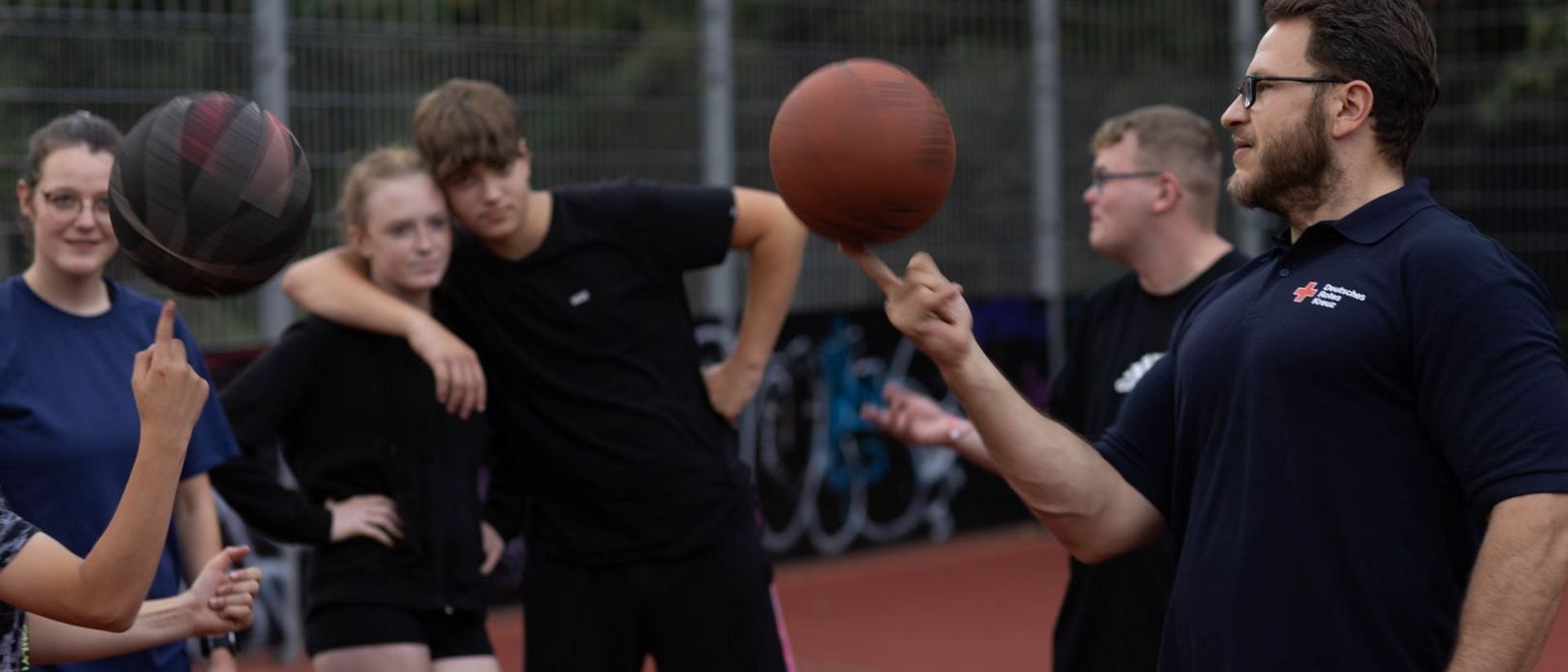 Jugendliche auf Basketballplatz