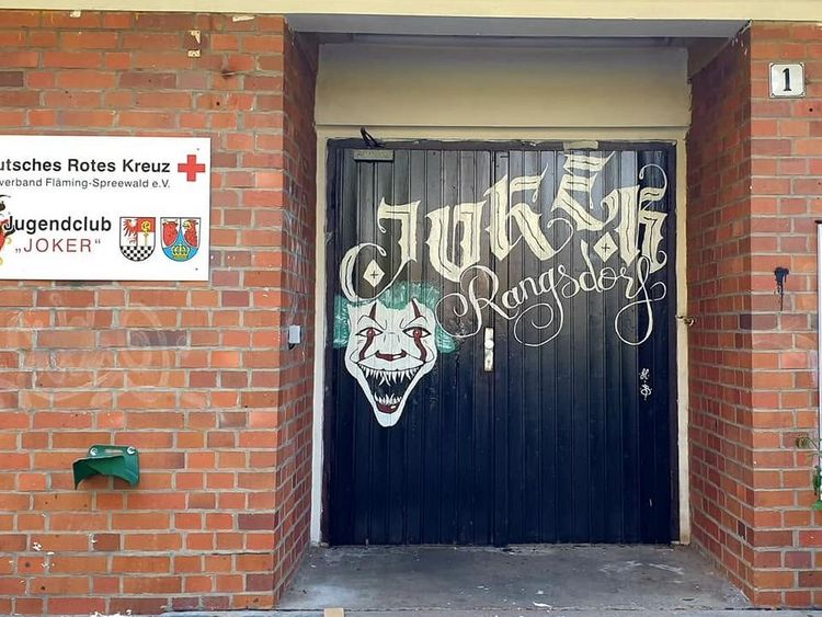 Logo des Jugendclubs auf Tür gemalt.