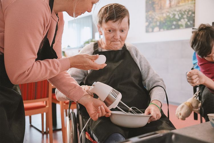 Auch Aktivitäten, wie gemeinsames Kuchen backen, findet mit Assistenz statt. Auch Aktivitäten, wie gemeinsames Kuchen backen, findet mit Assistenz statt.