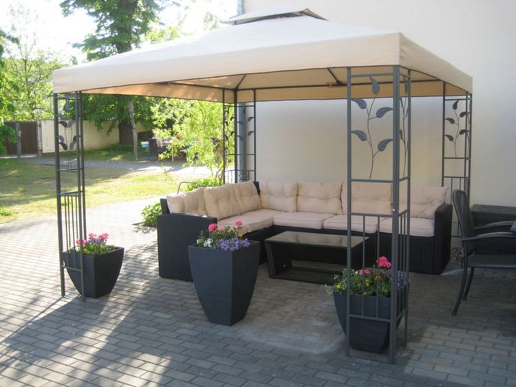 Man sieht einen Pavillon auf dem Hof der WG.