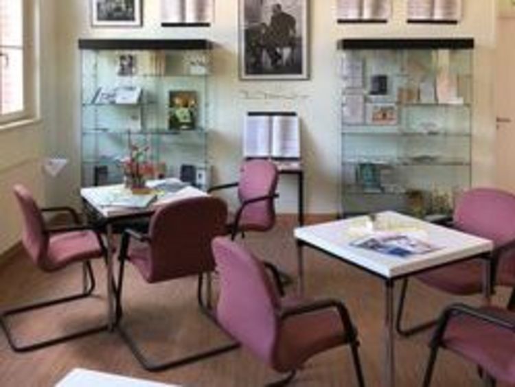 Sitzmöglichkeiten und Ausstellung Franz Fühmann im Hintergrund.