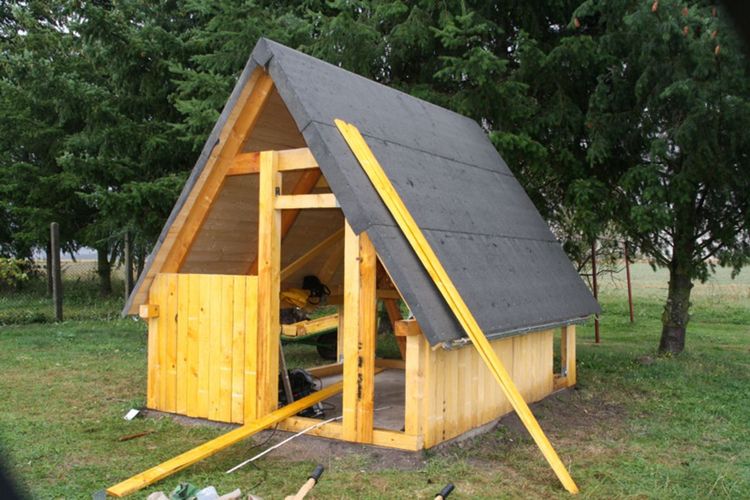 Man sieht eine Holzhütte, gebaut von der Tagesstruktur.