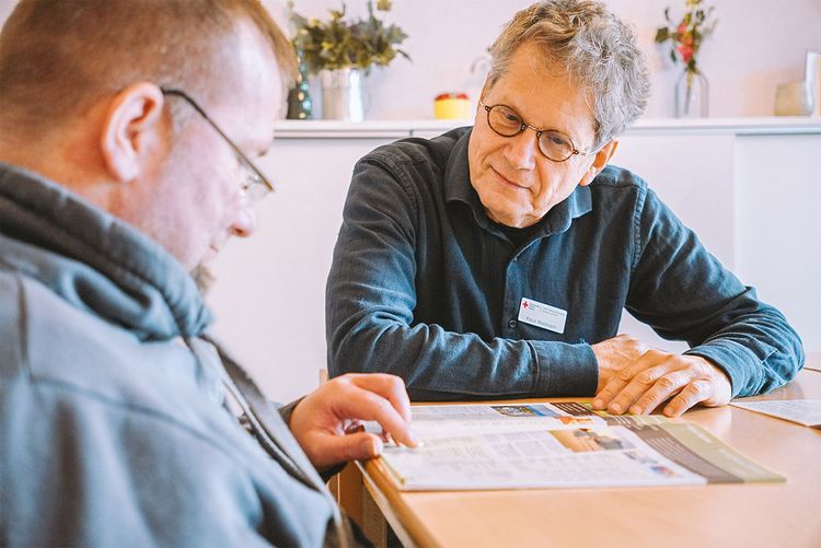 Fachkraft des Fachbereichs unterhält sich mit Nutzer.
