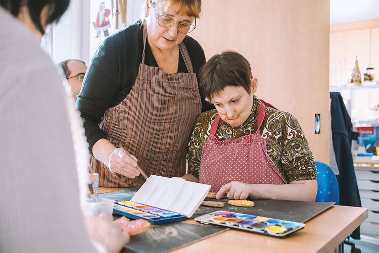 Im Tagesförderbereich kann gemeinsam kreativ gearbeitet werden. Im Tagesförderbereich kann gemeinsam kreativ gearbeitet werden.