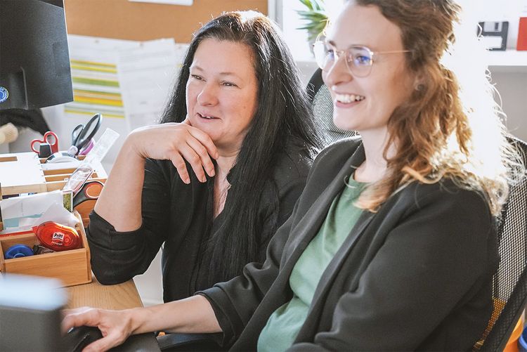 Kolleginnen des Familienentlastenden Dienstes besprechen dienstliches am Computer.