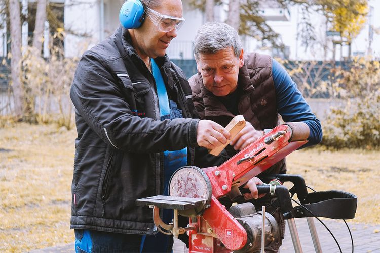 Mit einer Kappsäge bearbeiten Nutzer und Fachkräfte Holz für kreative Projekte.