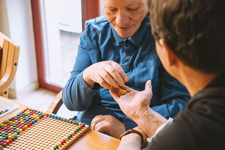 Für das Üben der Feinmotorik sind Gesellschaftsspiele ein tolles Hilfsmittel.