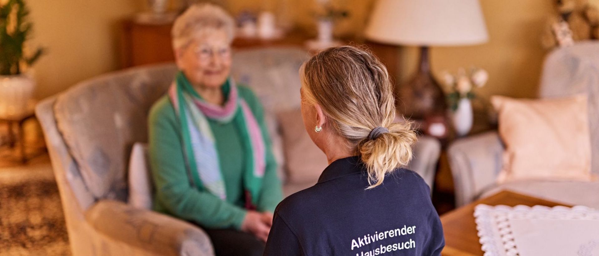 Aktivierender Hausbesuch von DRK Mitarbeiterin bei einer Seniorin.
