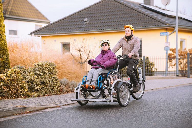 Sonderangefertigte Fahrräder ermöglichen es auch Rollstuhlfahrern, auf dem Rad die Umgebung zu erkunden. Sonderangefertigte Fahrräder ermöglichen es auch Rollstuhlfahrern, auf dem Rad die Umgebung zu erkunden.