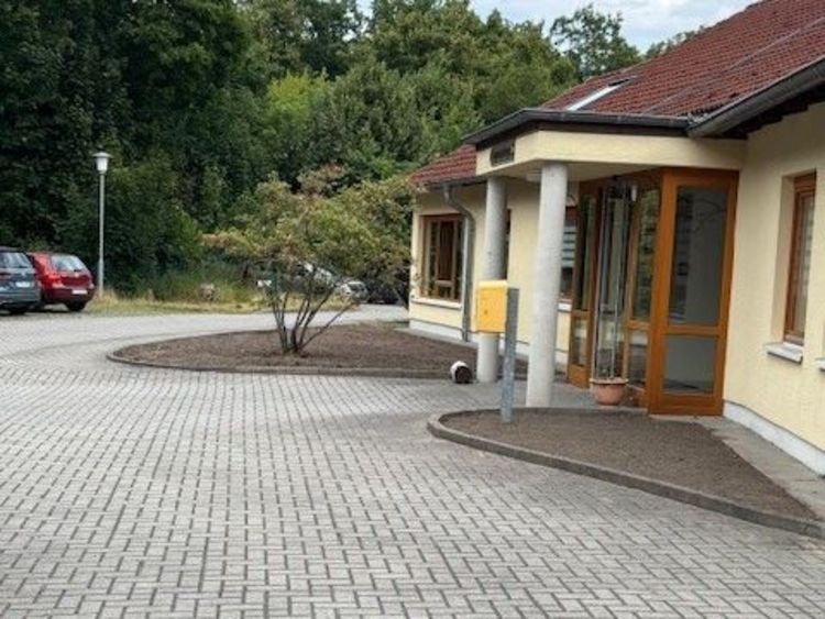 Eingangsbereich der Seniorenbetreuungseinrichtung Saalower Berg.