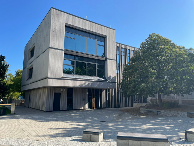 Außenansicht modernes Gebäude des Hort Glückskinder.