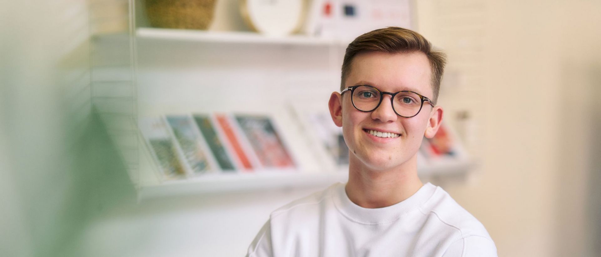 Symbolfoto junger Mitarbeiter des DRK, er trägt ein weißes Sweatshirt 