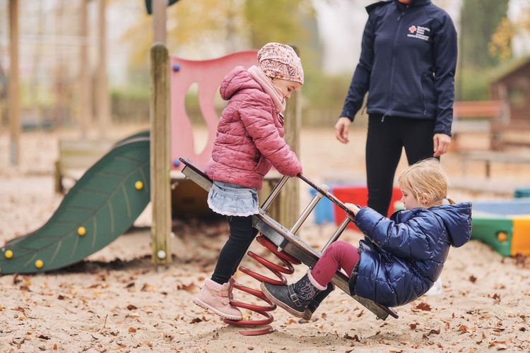 Zwei Kinder wippen.
