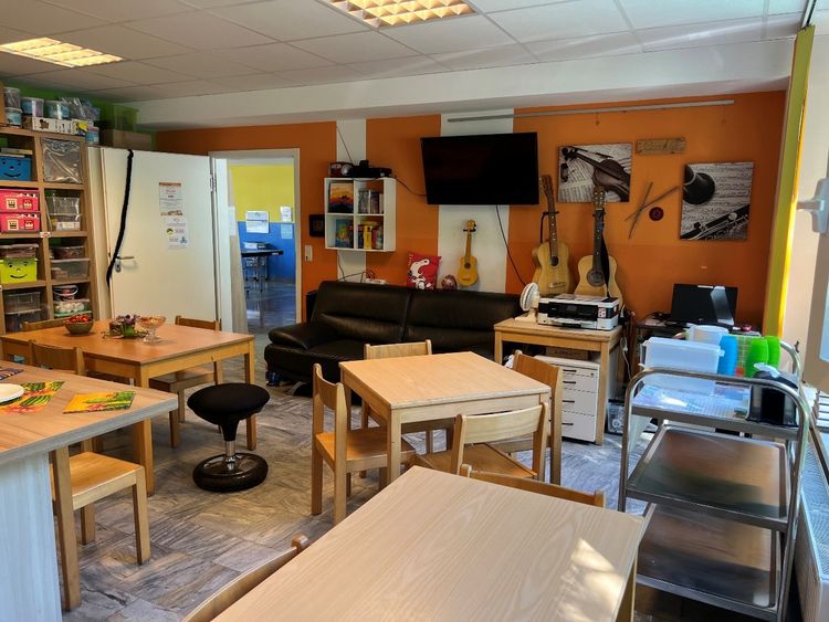 Ansicht eines kreativen, bunten Raumes unseres Juniorclub 30 Freunde.