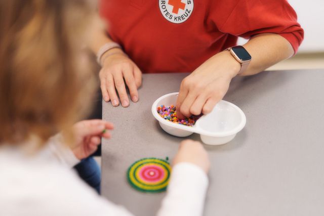 Gemeinsam wird ein Bügelbild hergestellt.