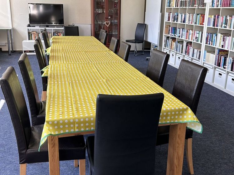 Langer Tisch in Bibliothek.