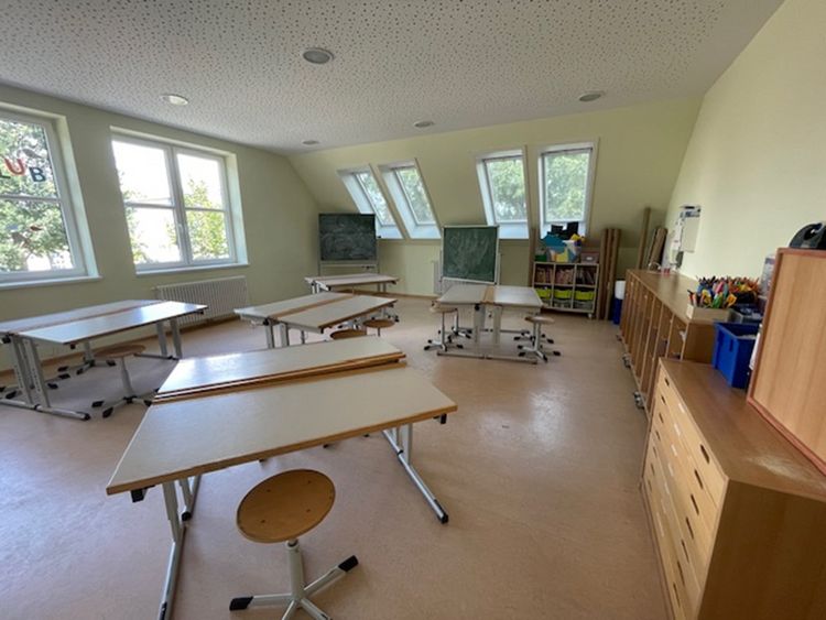 Einblick in einen großzügigen Raum mit Tischen für Hausaufgaben oder Kreativprojekte.