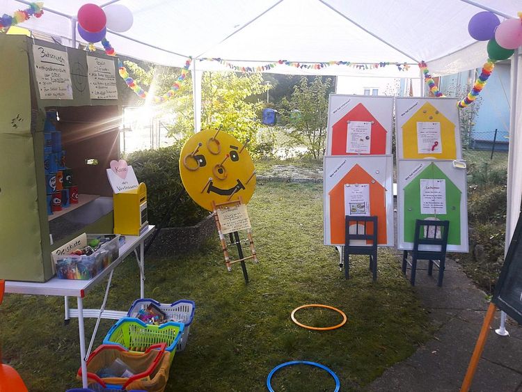 Dekorierter Garten des FiZ Blankenfelde anlässlich eines Festes.