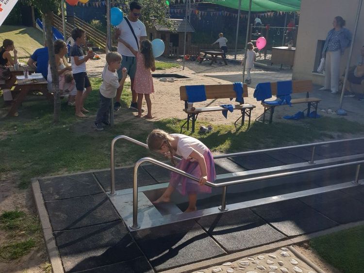 Ein Mädchen verlässt das Kneipp-Becken der Kita.
