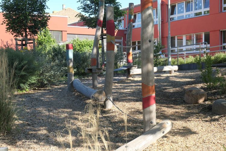 Man sieht ein Spielgerät im Außengelände der Kita Sunshine.