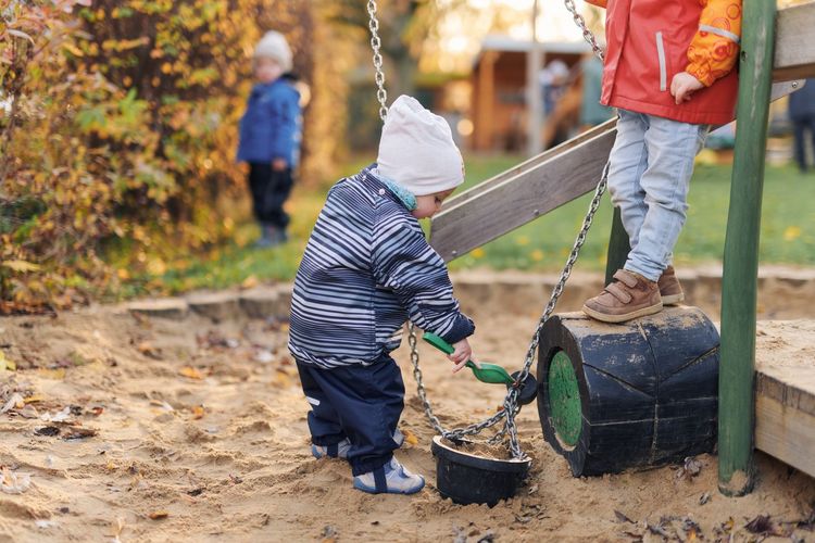 Kind spielt im Sandkasten.