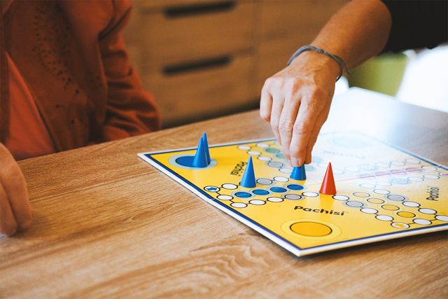 Gemeinsam wird ein Gesellschaftsspiel gespielt.