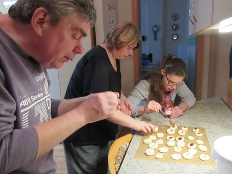 Gemeinsames Plätzchenbacken ist eine wichtige Aktivität in Gemeinschaft.