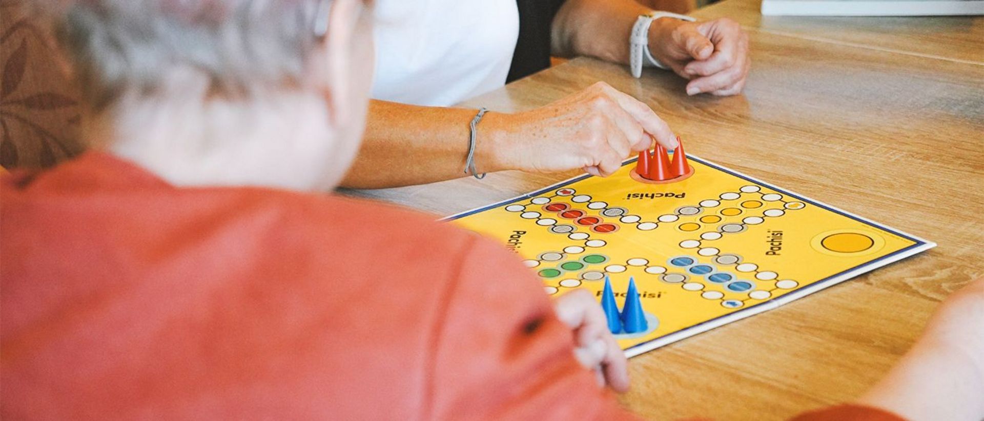 Zwei Personen spielen ein Gesellschaftsspiel.