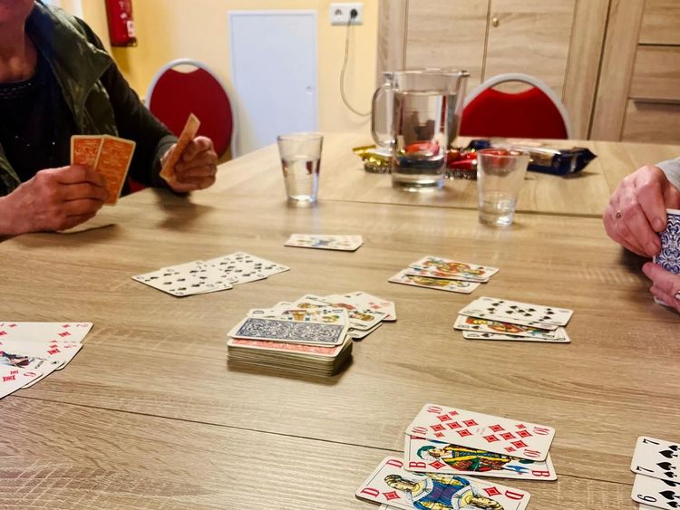 Zwei Personen spielen ein Kartenspiel
