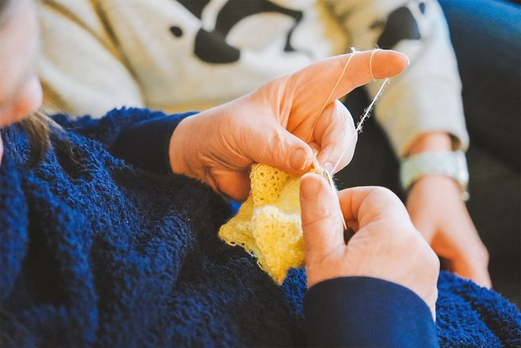 Häkeln und Stricken sind filigrane Tätigkeiten, die die Feinmotorik fördern.