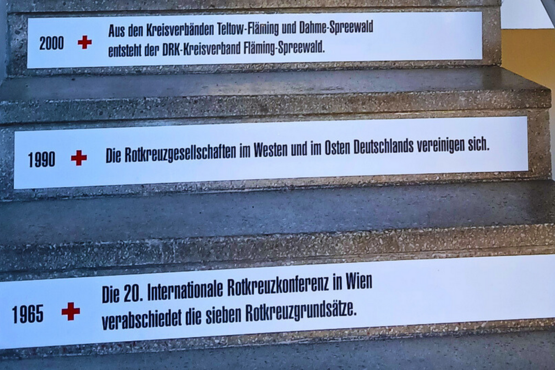 beschriftete Treppenstufen zum Rotkreuz-Museum 