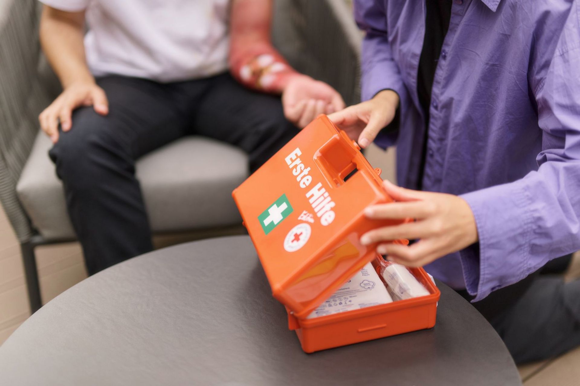 Erste Hilfe Koffer zur Versorgung einer Brandblase.