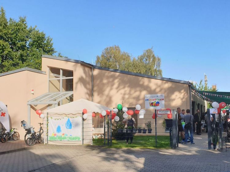 Man sieht das Gebäude der Kita Früchtchen von außen.