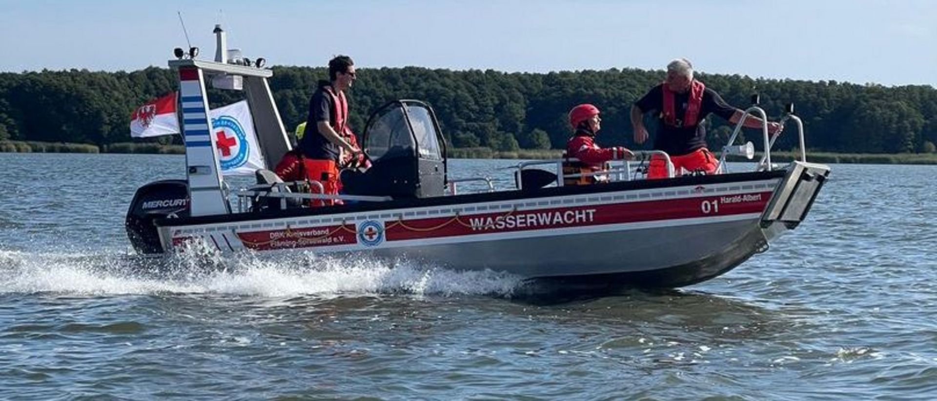 Ein Boot der Wasserwacht fährt auf einem See.
