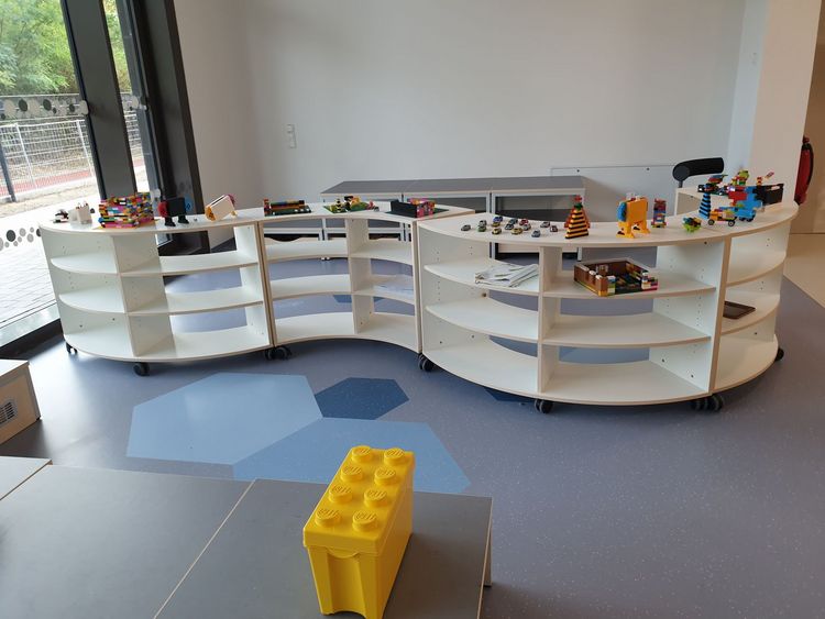 Man sieht ein Regel mit Lego-Bausteinen.