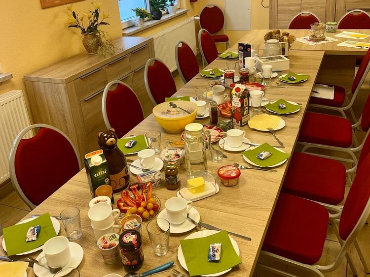 Gedeckter Frühstückstisch im Mehrgenerationenhaus Luckau.