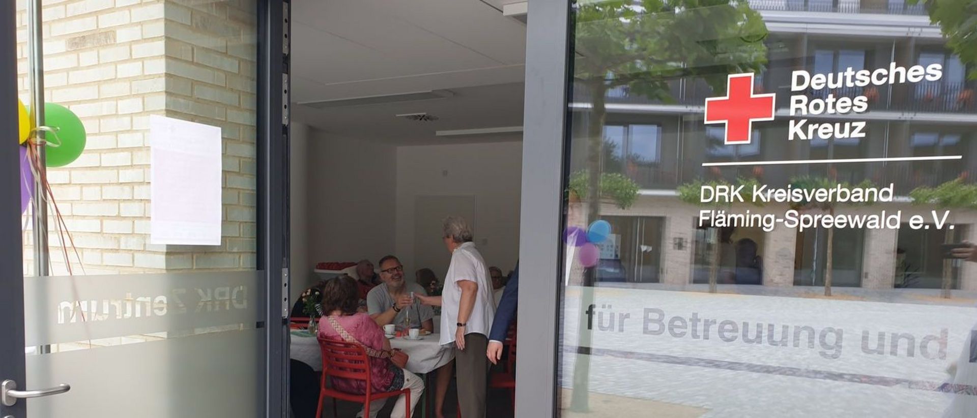 Man sieht die Eingangstür des DRK Zentrum für Betreuung und Pflege.