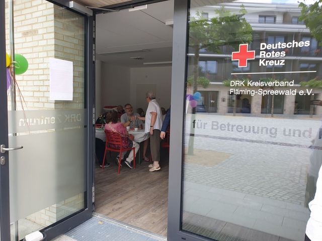 Man sieht die Eingangstür des DRK Zentrum für Betreuung und Pflege.