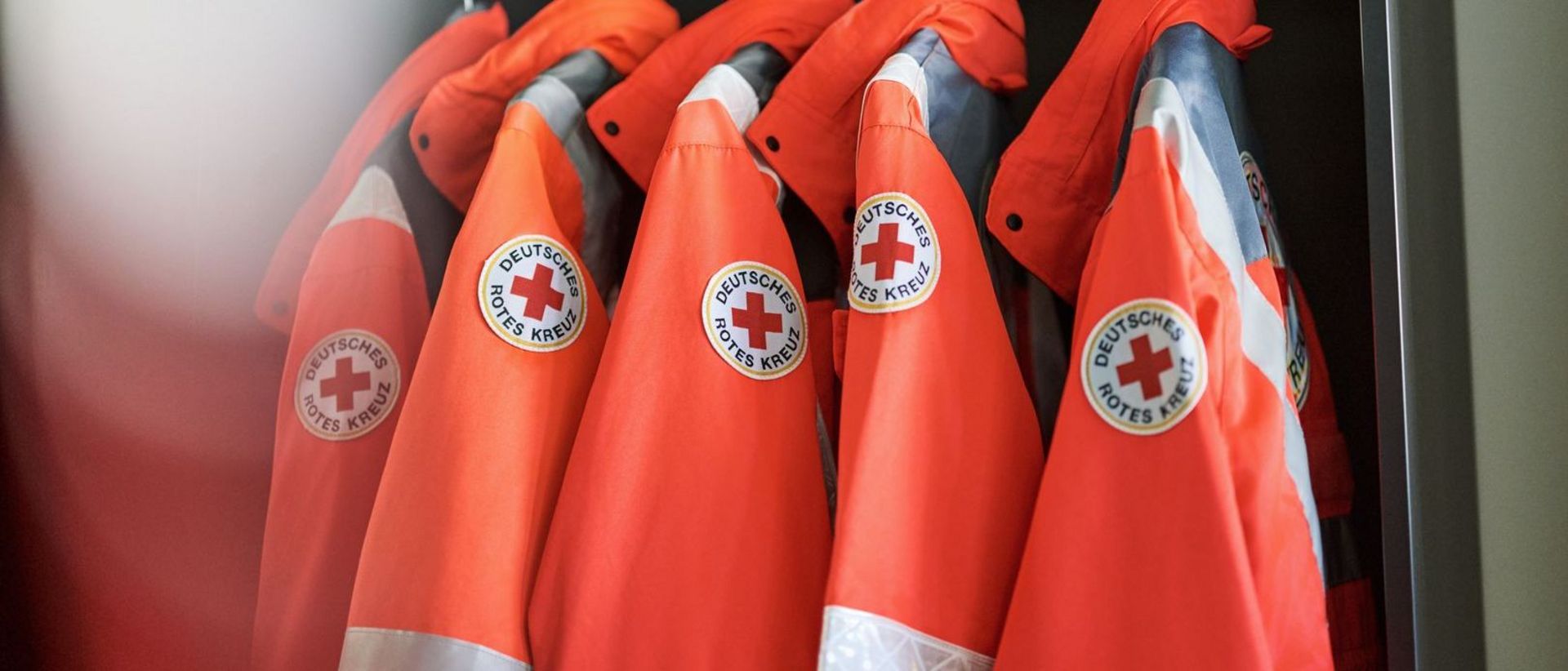 DRK Einsatzjacken hängen im Schrank.