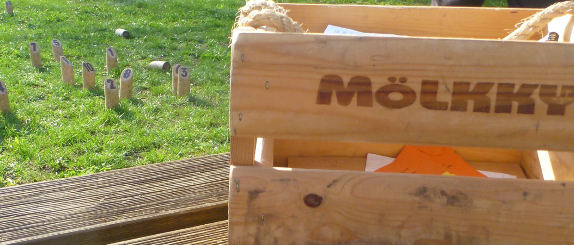 Aufgebautes Spielfeld mit Outdoor-Holz-Spiel.