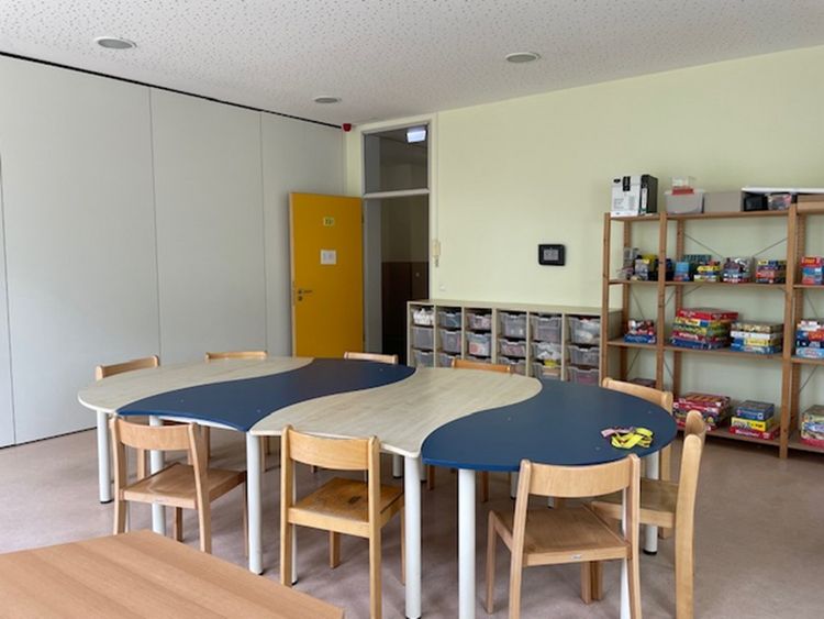 Große Tische und Sitzgelegenheiten bieten Freiraum für Kreativprojekte.