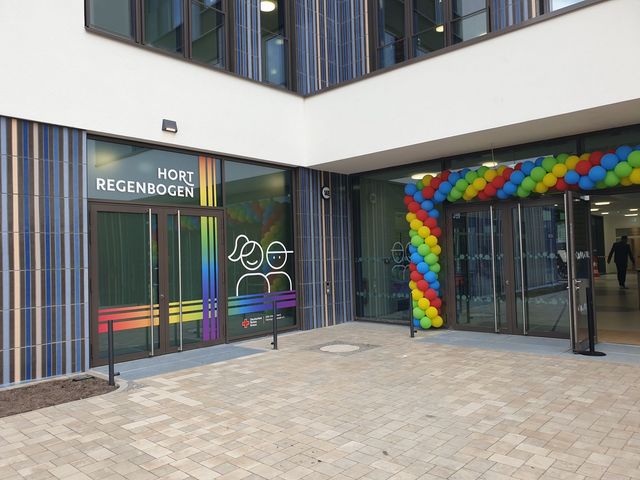 Man sieht den Eingangsbereich des Hort Regenbogen.