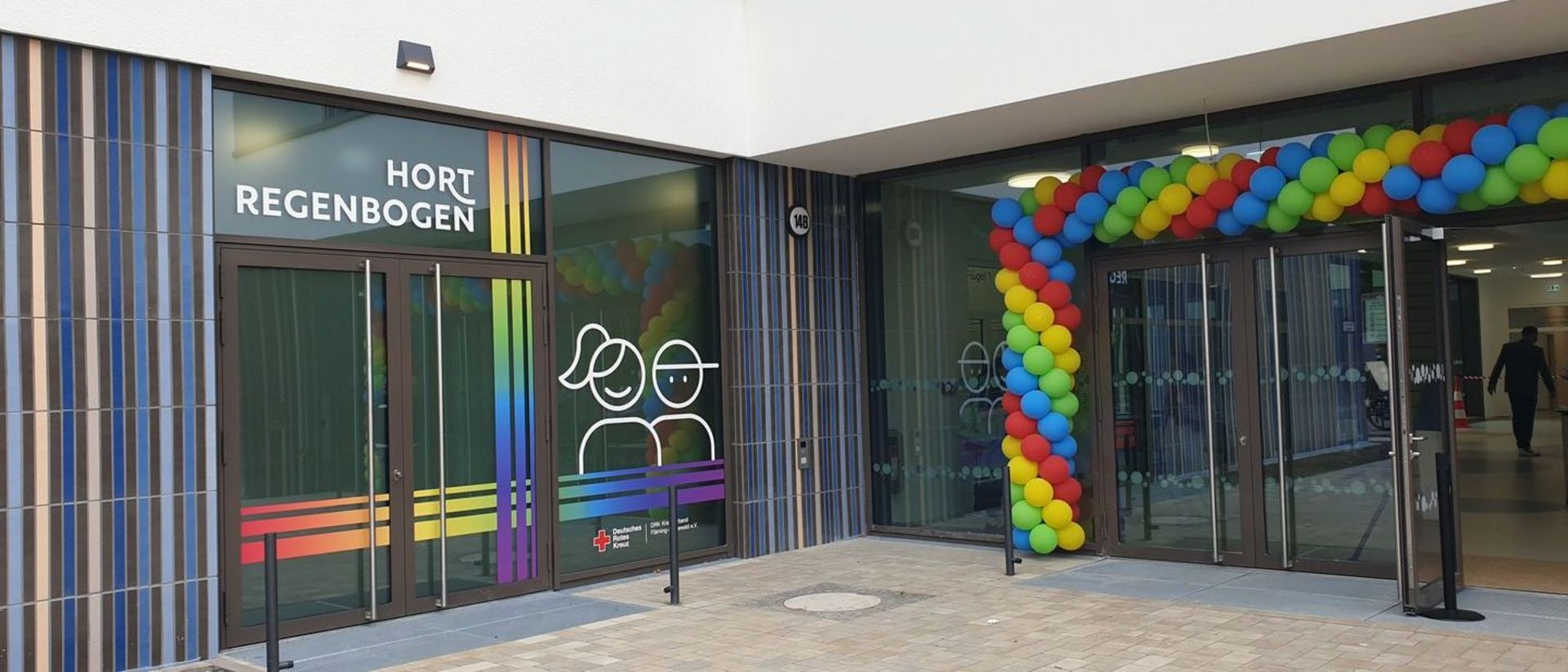 Man sieht den Eingangsbereich des Hort Regenbogen.