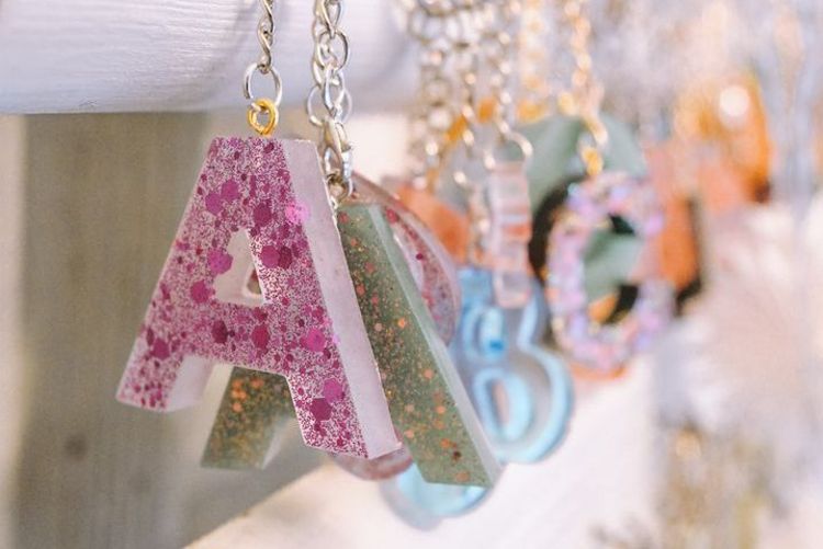 Wunderschöne Schlüsselanhänger als Buchstaben können erworben werden im Schlösschen.