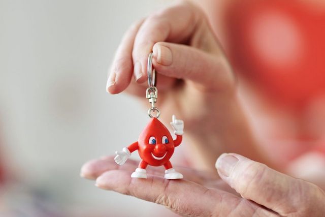 Schlüsselanhänger als Bluttropfen als Symbol für die Blutspende beim DRK.